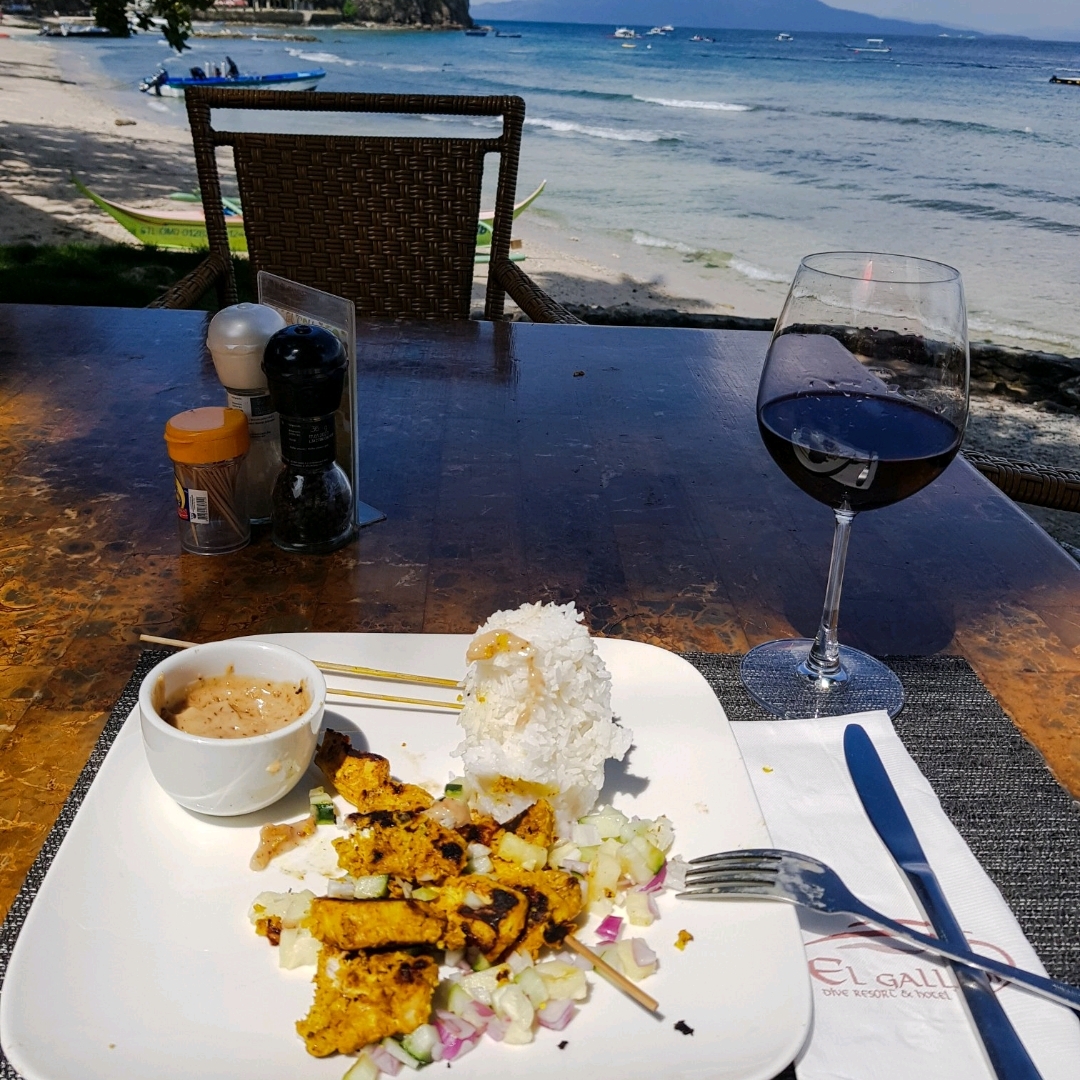 El galleon度假村,您可以一边欣赏大海的美酒和美食