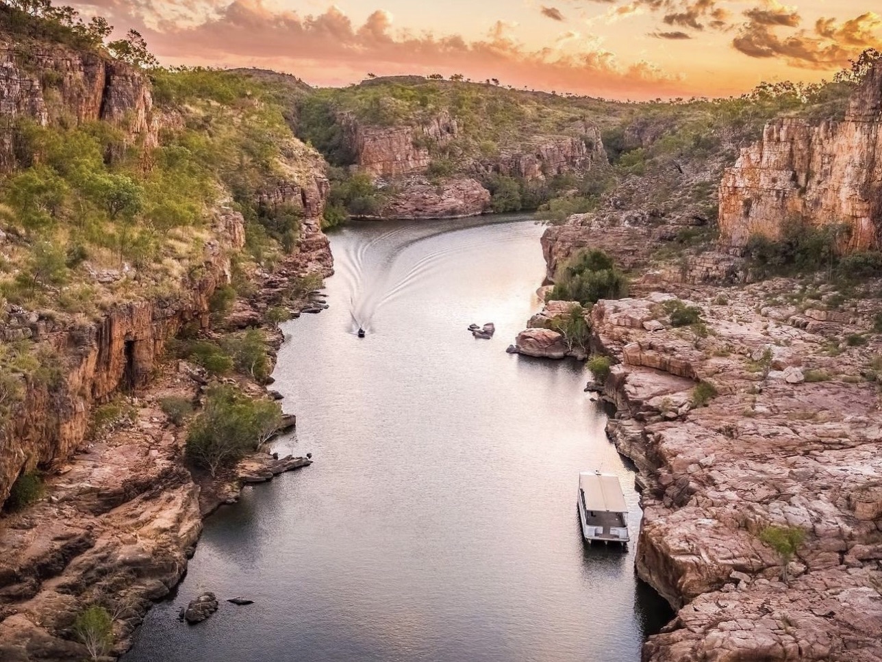 凯萨琳峡谷：几十亿年的砂岩地表切割成现在的十三座宏伟峡谷，澳洲北领地必游景点