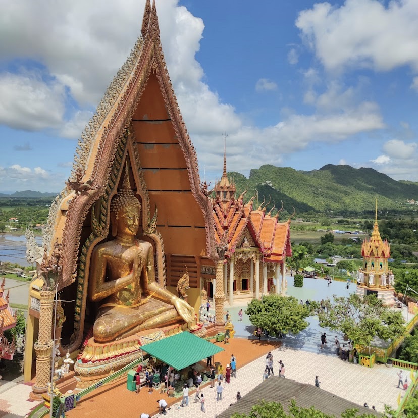 Wat Tham Suea,金黄色,著名的寺庙,美丽而宏伟。