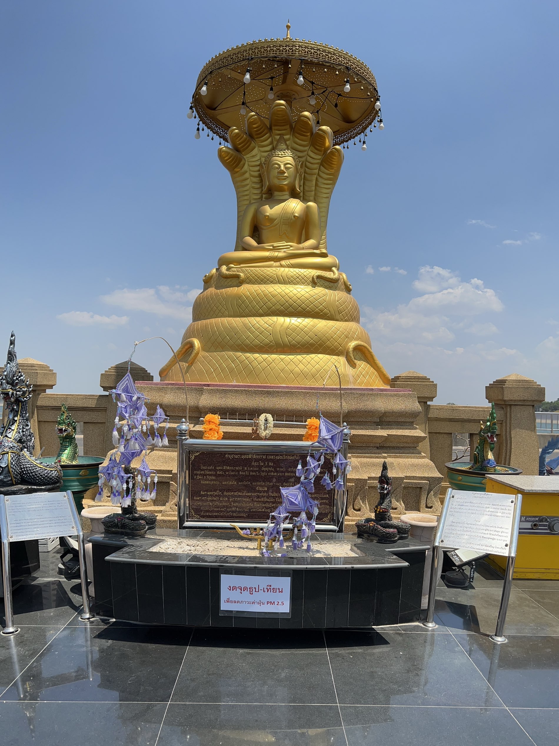 向佛像致敬,祈求Phra Phutthachai Satthatrat