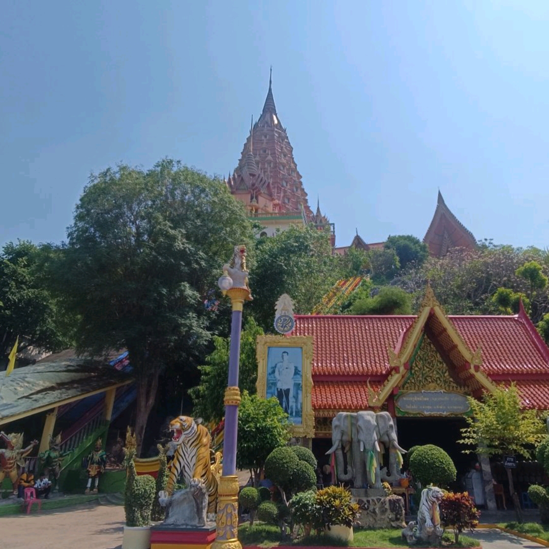 Wat Tham Suea,北碧府的热门旅游胜地稻田中间的山丘