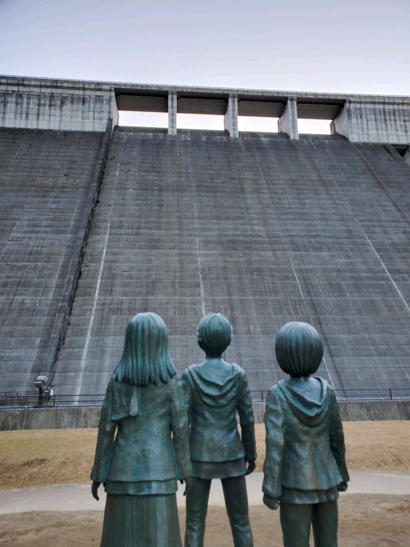 大分县日田市大山水库进击的巨人铜像