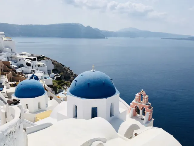 Vue aérienne des maisons à Santorin