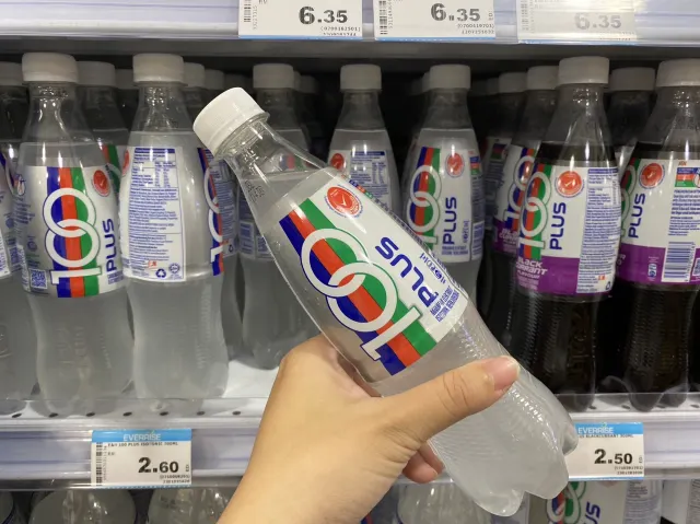 100plus是馬來西亞的運動飲料,也是馬來西亞必買商品!尤其是在馬來西亞旅遊時,因為炎熱的天氣常常都需要補水,所以這也是馬來西亞人常喝的必備飲料。