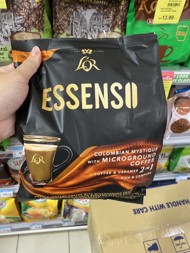 若是不嗜甜的可以考慮買ESSENSO,這是近幾年崛起的品牌,因為真的很香,喝起來是香濃咖啡味,雖然沒有OLDTOWN這麼多的口味,但是還是推薦給不嗜甜的長輩們的馬來西亞伴手禮!