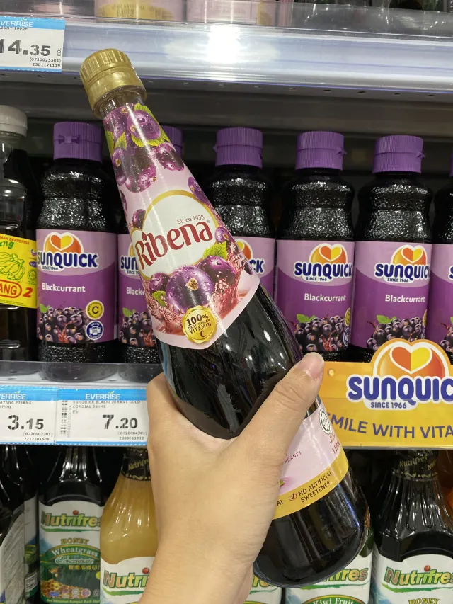 有點類似果汁的RIBENA,只要搭配滿滿的冰塊,加上少許的RIBENA,再加入白開水攪合後,就可以喝到酸酸甜甜的果汁飲料~!這個也是馬來西亞小孩們的最愛~天氣熱的時候,就是要來一杯酸酸甜甜的RIBENA~如果會調酒的你,也可以帶一瓶回去試著調出你愛的調酒哦!