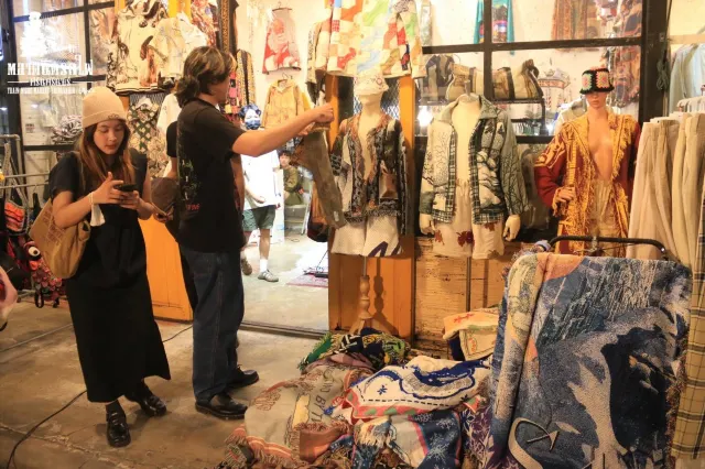 เสื้อผ้าวินเทจในตลาดรถไฟศรีนครินทร์