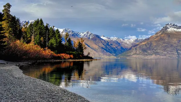 View of lake, mountains, and trees in Queenstown