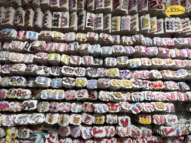 เครื่องประดับในตลาดสำเพ็งตอนกลางคืน