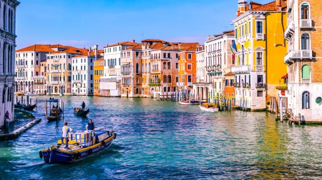 ondoles sur l'eau à Venise