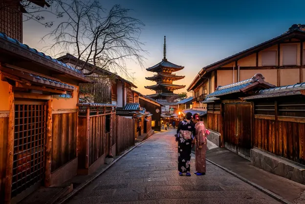 Donne che indossano il kimono in una strada di Kyoto