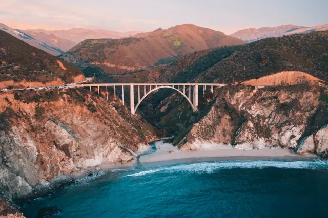 Vue latérale d'un pont à Big Sur