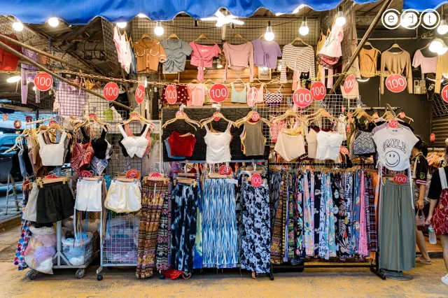 เสื้อผ้าในตลาดจตุจักรตอนกลางคืน