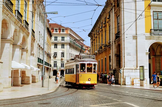 Tramway jaune dans les rues de Lisbonne
