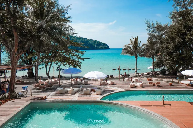 Swimming Pool with sea view