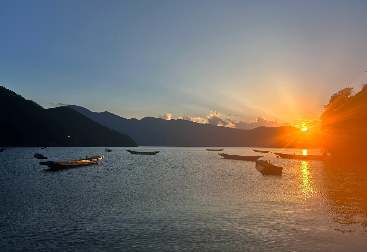 清晨的泸沽湖， 享受宁静的时光
