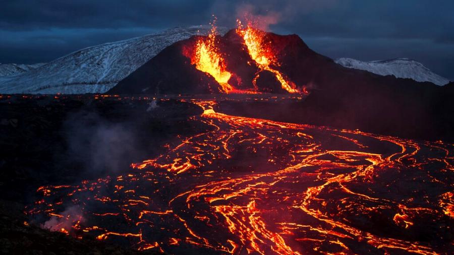 直升机航拍冰岛火山爆发