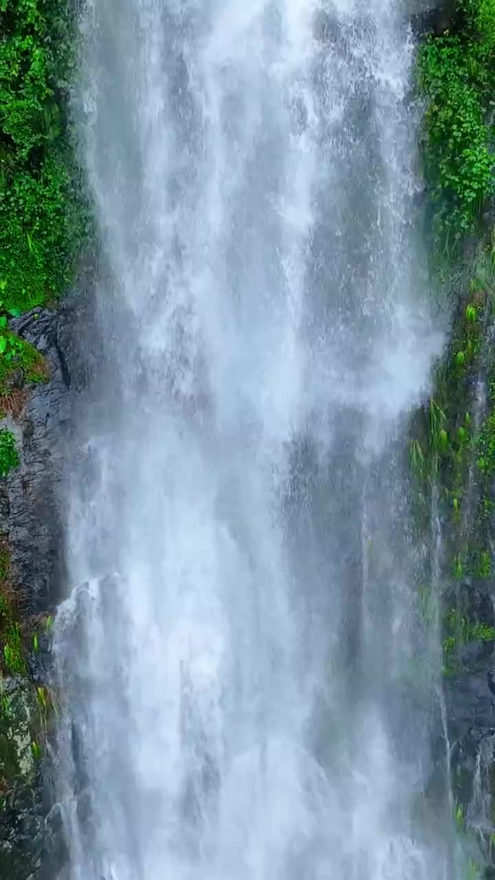 南山瀑布为闹村八景之最，古称“白水漈