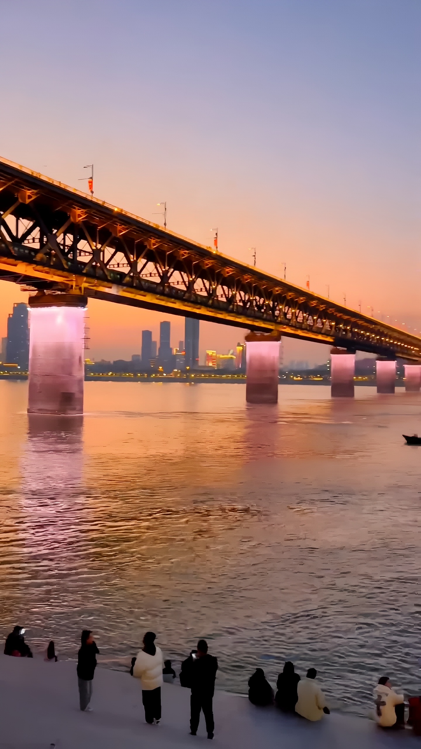 长江大桥上的晚霞，也是一种别样的浪漫