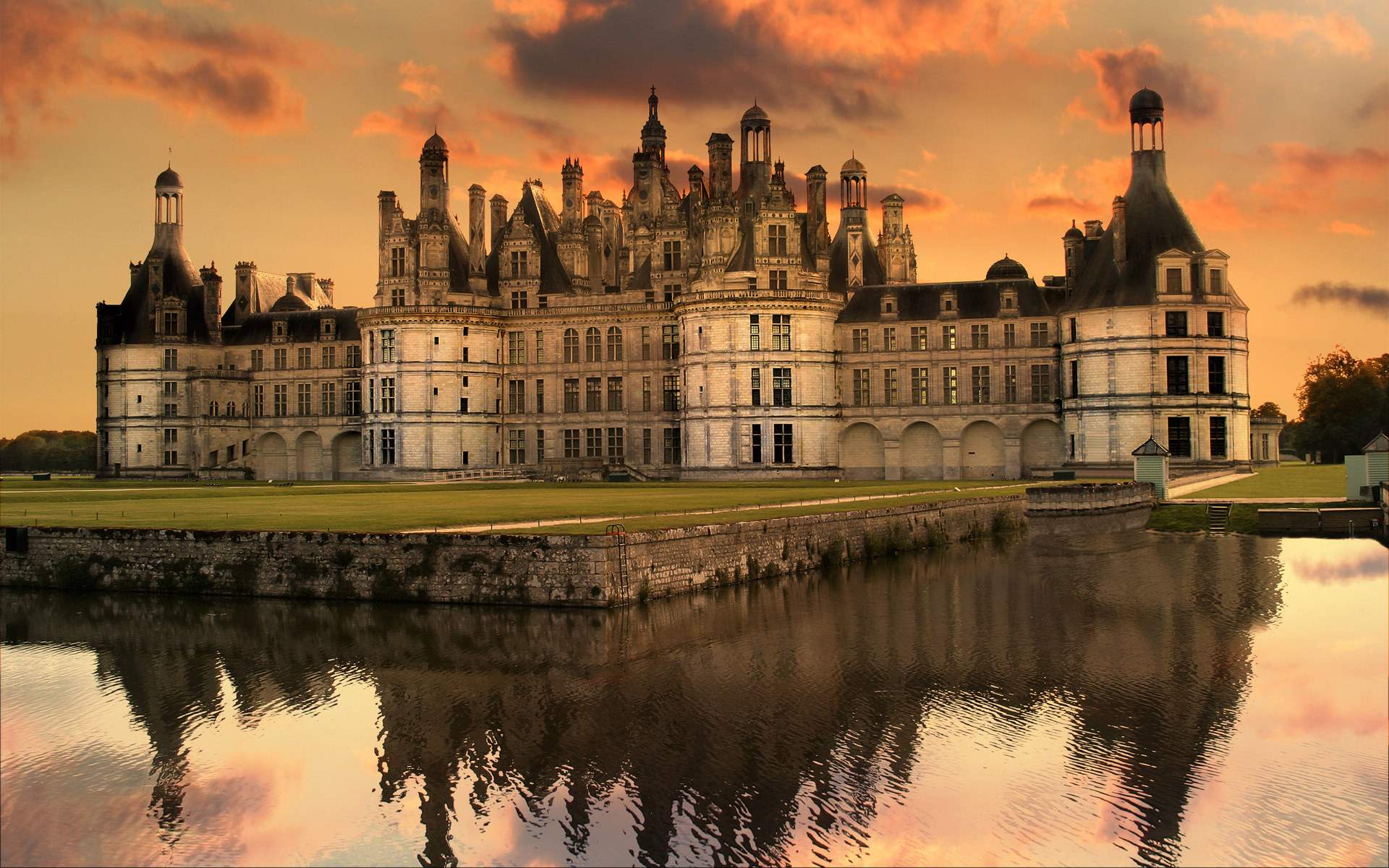 落日余晖中的卢瓦尔城堡美丽而神秘