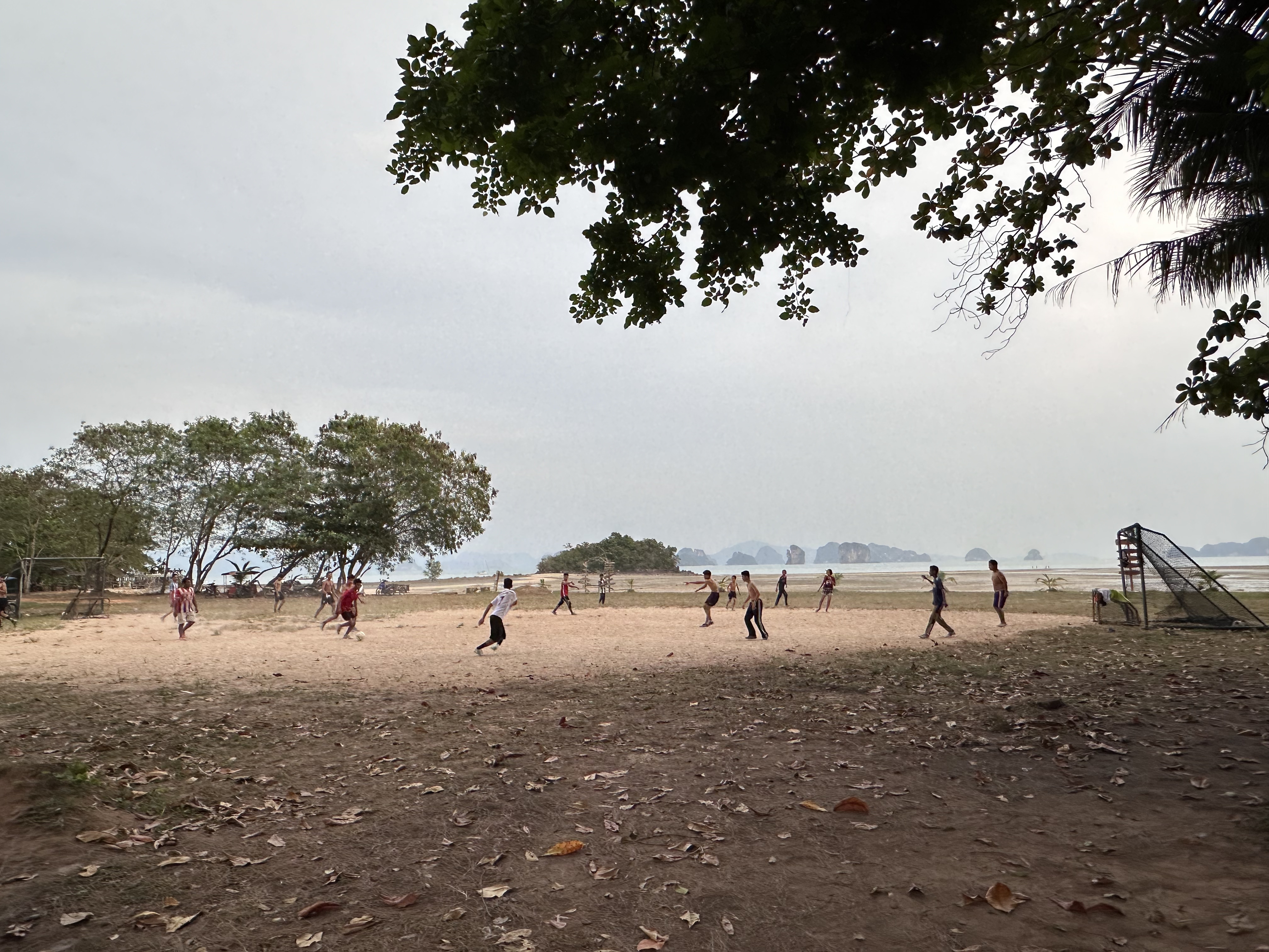 小长岛-海滩上的进球和光脚踢球的小姑娘