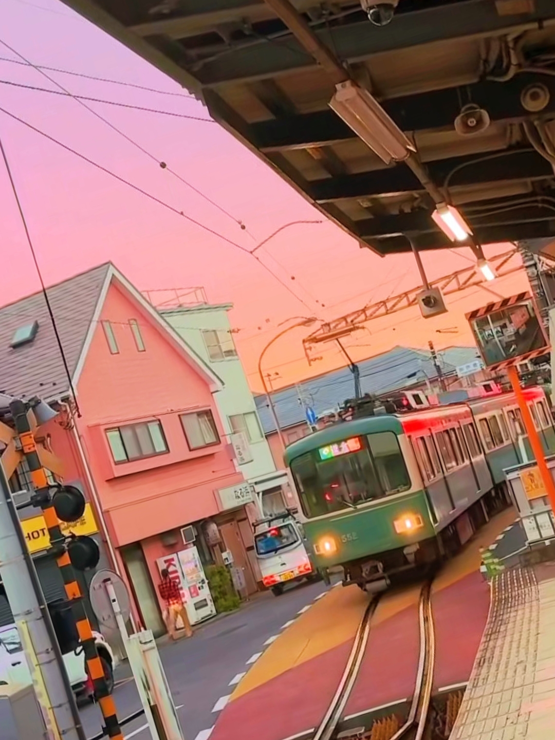 幸运的在镰仓车站遇到了粉色日落