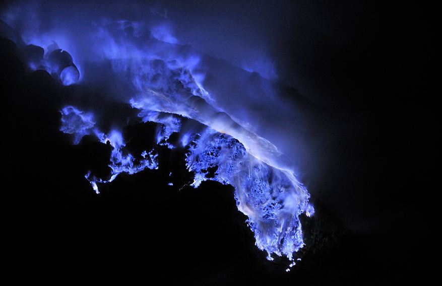 Ijen火山绝美的蓝色火焰
