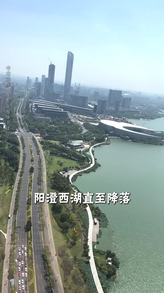 搭乘直升机鸟瞰美丽的太湖盘旋在金鸡湖上空