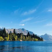 蓝天下的旅行者