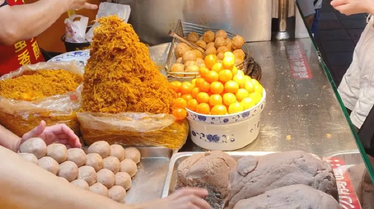 台北夜市美食 - 劉芋仔蛋黃芋餅