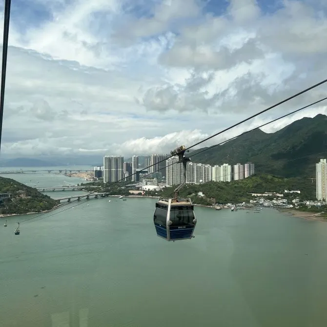 從全景纜車中觀看遼闊的風景