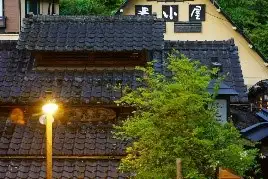 這個山城約有 30 間溫泉旅館