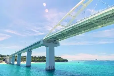 跨過大橋便可抵達瀨長島