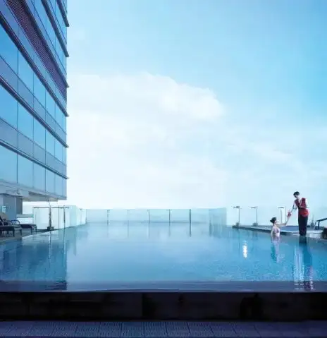 天際泳池位於酒店的17樓