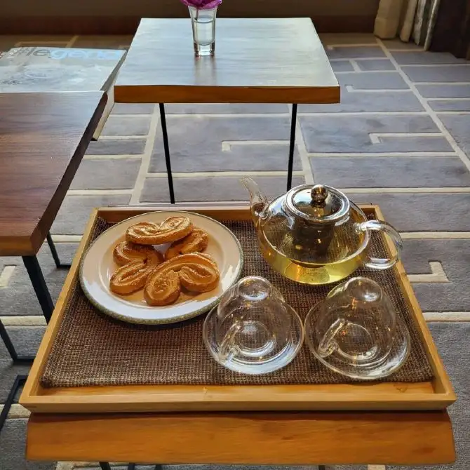 按摩後，品嚐花茶和酒店名物蝴蝶酥