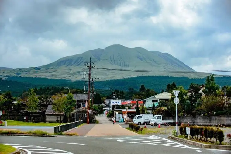 旅客可選乘直升機觀賞阿蘇山