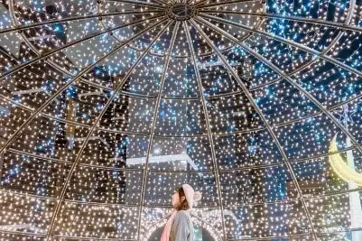 晚上可欣賞約 2,500 吋螢幕的建築物壁面