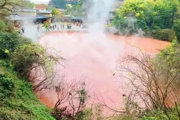 別府地獄泉水溫高達攝氏 98 度