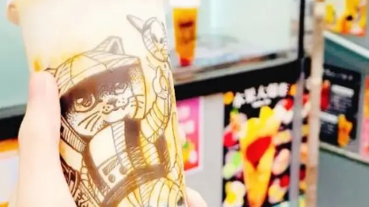 這杯黑糖波霸碳燒奶茶以貓貓外星人設計