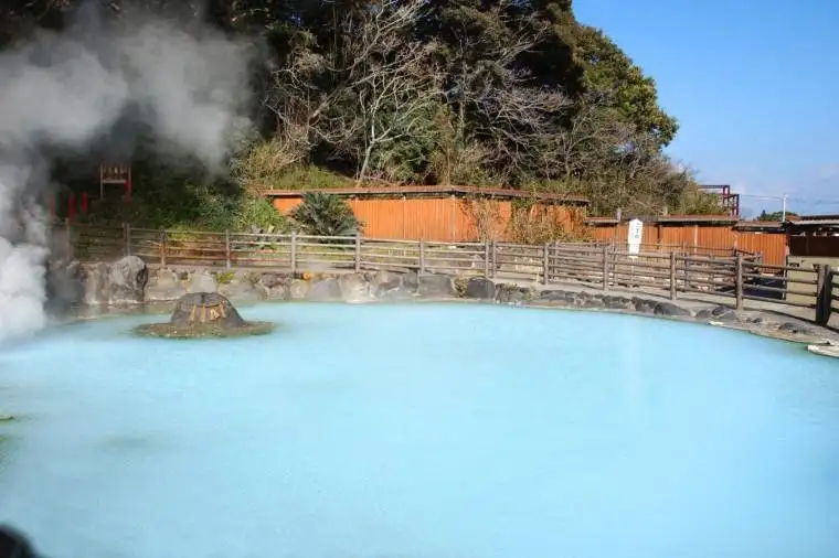 因水質和地質各異，泉水的顏色也有分別