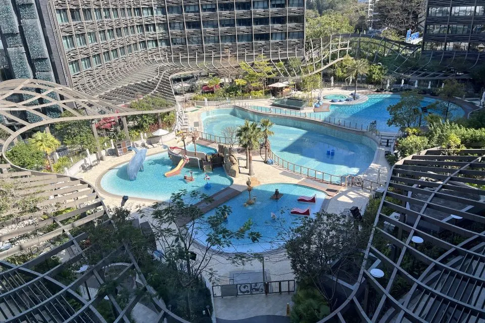 酒店內有大泳池