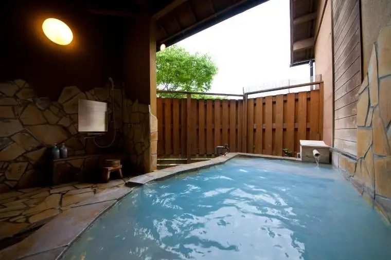 不少布院溫泉區內的旅館提供私人風呂