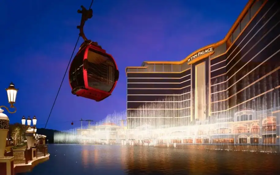 旅客可以乘搭酒店內的纜車欣賞水舞匯演