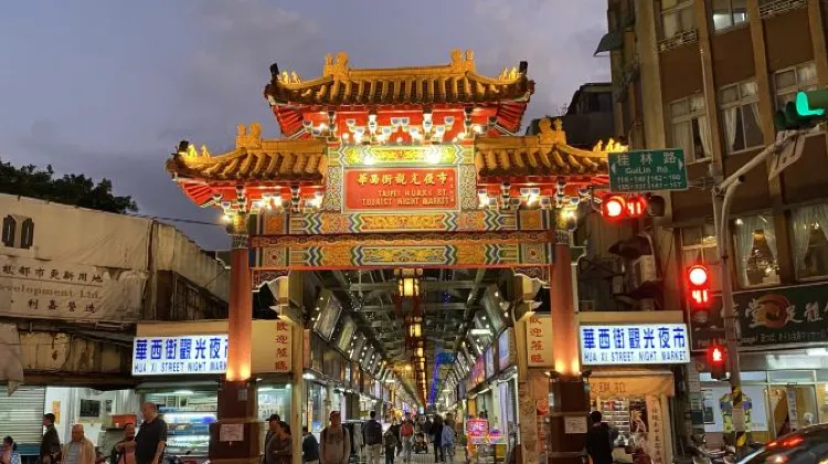 「華西街觀光夜市」的入口　　圖片來源：Tiktravel \Trip.com Moment