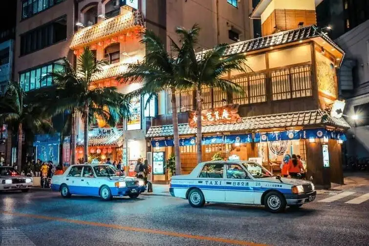 國際通在入夜後更熱鬧