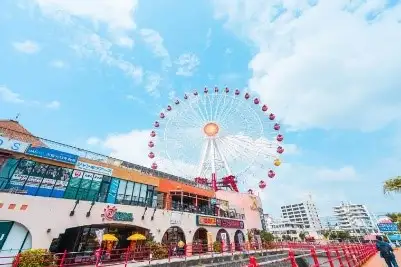 村內多間商舖都有售賣美軍服飾