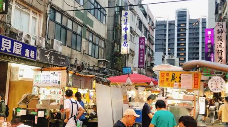 饒河街觀光夜市的枱和櫈