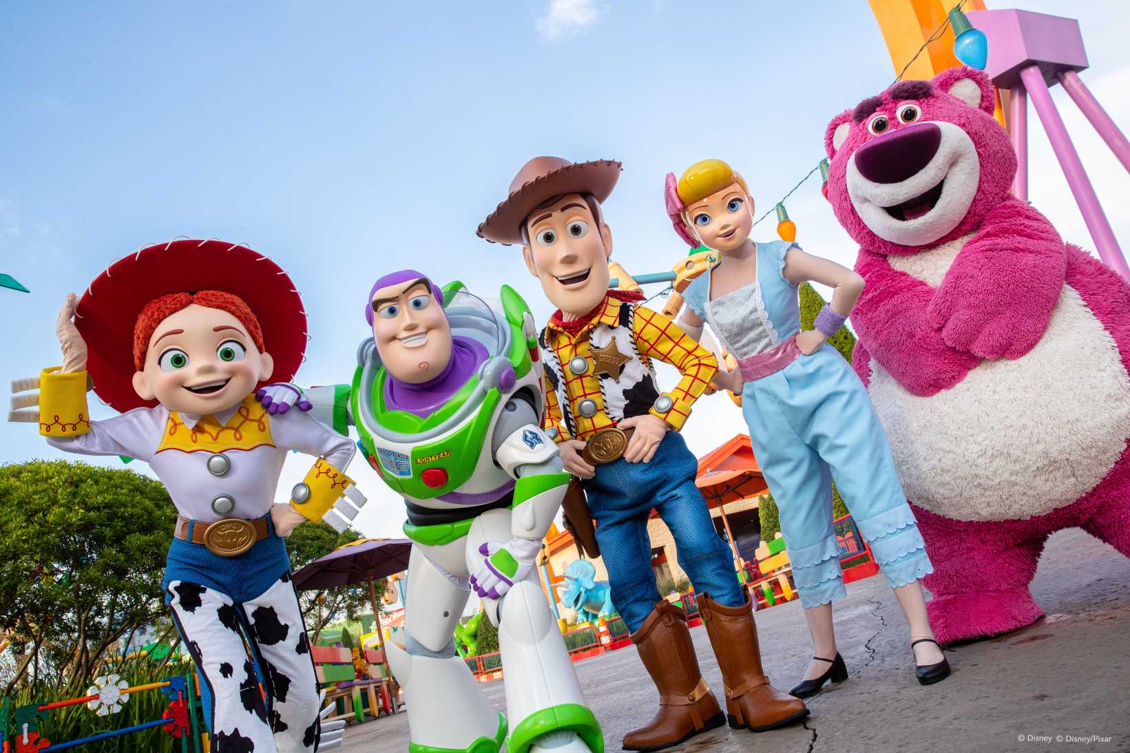 เที่ยว Shanghai Disneyland ต้องใช้พาสปอร์ตไหม? วิธีใช้ GAL Code และผูกแอปก่อนเข้าสวน | Trip.com