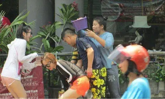 潑水節緊記要戴上護目鏡、不透視衣服和防水袋裝物品
