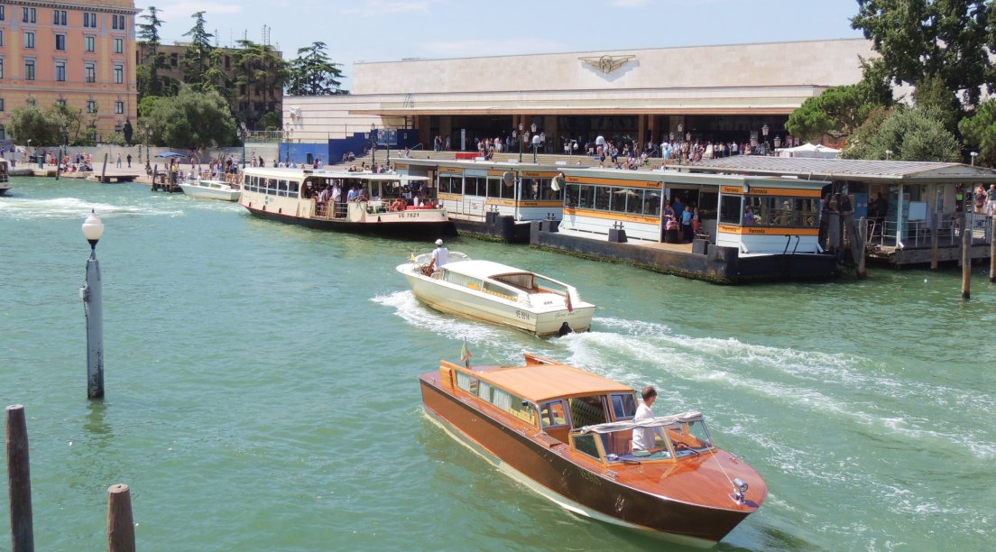 <a href="/orari-treni/roma-tiburtina-venezia-santa-lucia">Roma Tiburtina - Venezia Santa Lucia</a>